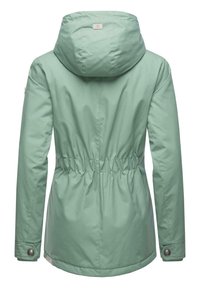 Veste vert menthe avec capuche, taille élastique, poignets à boutons et tissu lisse, résistant à l'eau ; présente une étiquette de marque près du col.