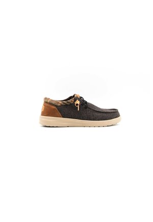 Zapato de tela gris oscuro con detalles de cuero marrón, puntera redonda y forro con estampado. Presenta cordones negros y suela de goma.