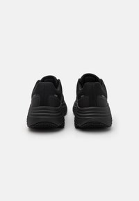Zapatillas deportivas negras con un upper texturizado, suelas acolchadas y un diseño ligero con refuerzos en la zona del talón y los dedos.