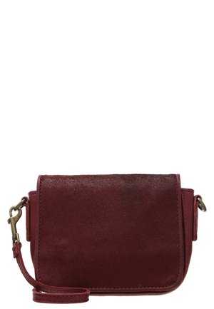 Pequeño bolso cruzado rectangular de ante rojo oscuro con correa desmontable y cierres metálicos sobre fondo blanco.
