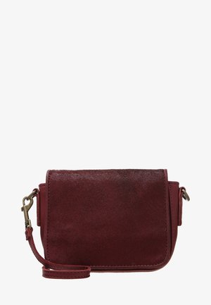 Pequeño bolso cruzado rectangular de ante rojo oscuro con correa desmontable y cierres metálicos sobre fondo blanco.