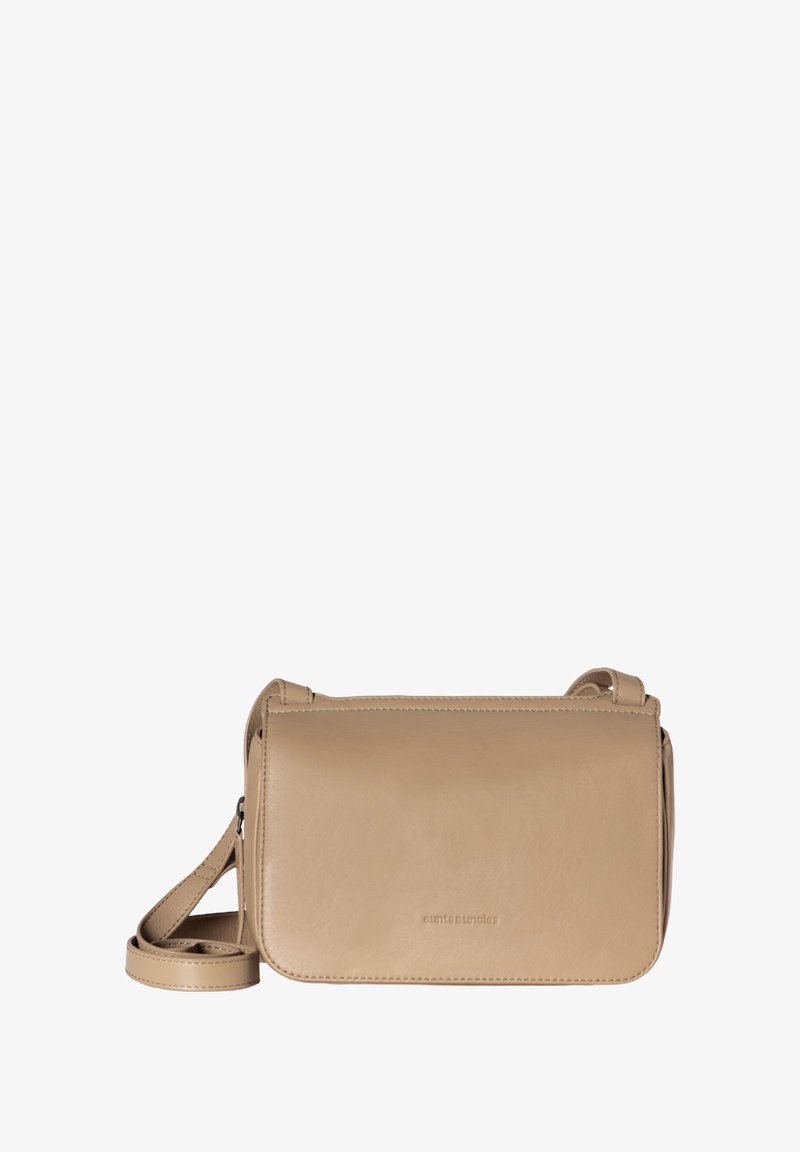 Beige Leder Umhängetasche mit einer glatten Oberfläche, rechteckiger Form und einem einfachen Klappenverschluss. Verfügt über einen abnehmbaren Riemen.