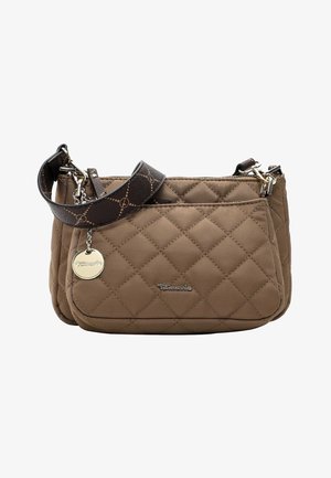 Brązowa pikowana torba z tkaniny z ciemnym paskiem w wzory, srebrnymi elementami metalowymi i metalową plakietką z logo z przodu. Kompaktowy, prostokątny kształt.