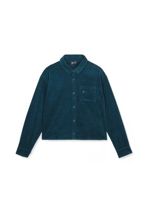 Camicia in corduroy color teal con chiusura a bottoni, colletto a punta, maniche lunghe e una singola tasca sul petto. Dettagli a righe verticali.