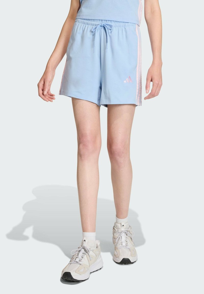 Svijetloplave atletske šortse s elastičnom trakicom u struku, s ružičastim bočnim trakama i Adidas logotipom na lijevoj nogavici.