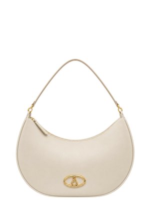 Borsa beige a forma di mezzaluna con una singola tracolla, cerniera dorata e logo ovale dorato sulla parte anteriore.