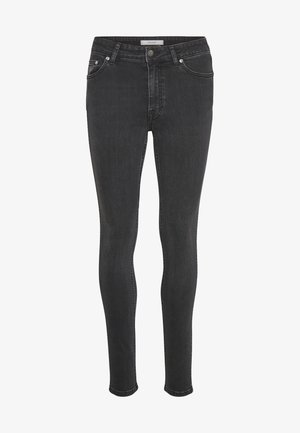 Černé úzké džíny z denimu s vysokým pasem, pětitaskovým designem a stříbrnými prvky. Obsahují texturovanou tkaninu s jemným vyblednutím.