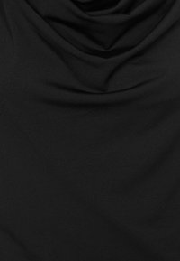 Czarna tkanina o miękkiej teksturze, charakteryzująca się zasłoniętym wzorem, który tworzy fałdy i głębię. Lekki i elastyczny materia�ł.