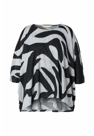 Zwart en grijs gestreepte oversized trui met een ronde halslijn, afhangende schouders en zijscheuren aan de zoom, gemaakt van zacht breimateriaal.