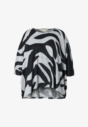 Schwarzer und grauer, zebra-musterierter, oversized Pullover mit rundem Halsausschnitt, überschnittenen Schultern und seitlichen Schlitzen am Saum, aus weichem Strickmaterial gefertigt.