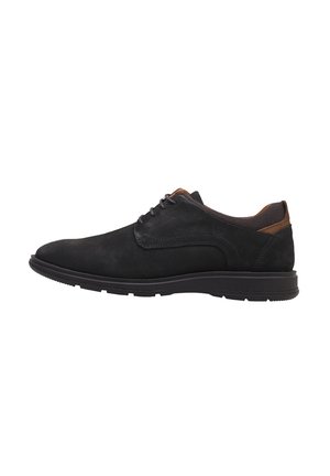 Chaussures à lacets en daim noir avec une finition lisse, accents en cuir marron au niveau du talon et semelle en caoutchouc pour une meilleure traction et durabilité.