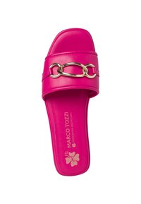 Ciabatta scivolo rosa brillante con dettaglio in catena dorata sulla fascia e branding "Marco Tozzi" sul plantare.