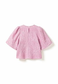 Lyserød blomstermønstret top med tekstureret finish, med brede klokkeærmer og lukning bagpå med en lille knap.