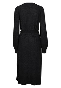 Abito nero lavorato a maglia con maniche lunghe, vita cintrata, aperture laterali e una superficie liscia. Presenta un scollo a V e dettagli a coste sui polsini.