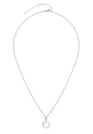 Silberne Halskette mit feiner Kette und rundem Anhänger. Anhänger ist mit Text graviert und hat eine glatte, polierte Oberfläche. Anpassungsfähigkeit ist enthalten.