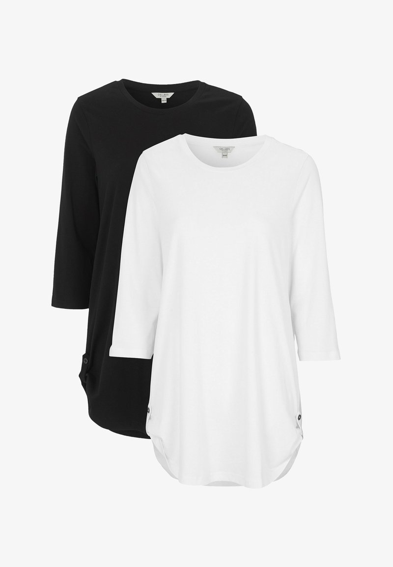 Twee driekwart mouwen T-shirts, één zwart en één wit, gemaakt van zachte stof met ronde zoom en knoopaccenten aan de zijkanten.