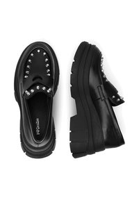 Czarne loafersy na platformie, ozdobione metalowymi ćwiekami na górze, z gładkim skórzanym wykończeniem oraz grubą, żłobioną podeszwą dla dodatkowej wysokości.