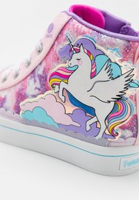 Zapatillas de plataforma en tonos rosa y púrpura con brillo, decoradas con un estampado de unicornio alado que tiene una melena de arcoíris y nubes en el costado.