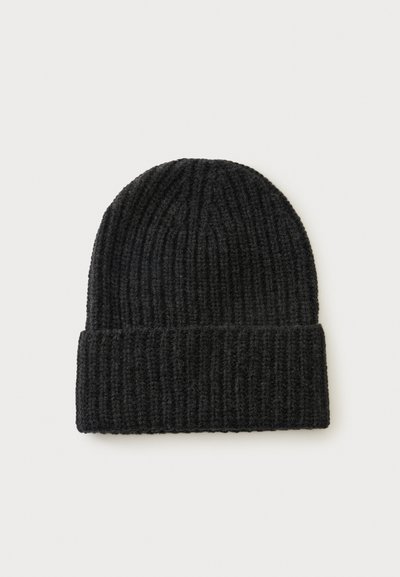 Bonnet en maille côtelée noire avec un large revers plié, présenté sur un fond clair uni.