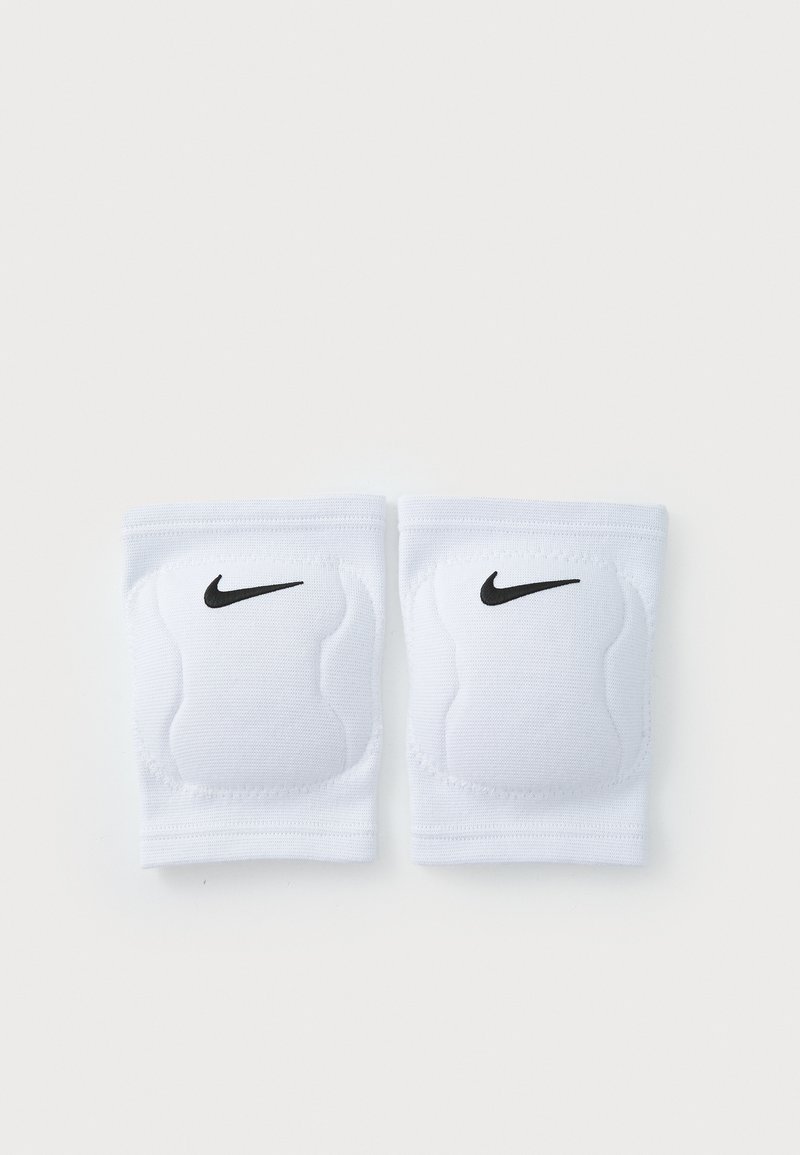 Manchons de genoux blancs pour le sport avec protection rembourrée, présentant un logo Nike noir sur chaque manchon. Matériau doux et élastique pour le confort.