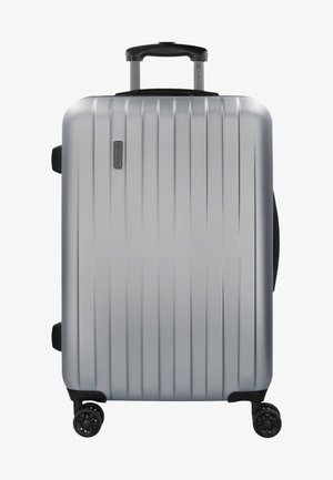 Valise rigide argentée avec des stries verticales, poignée rétractable, quatre roues pivotantes et une poignée latérale pour un levage facile.