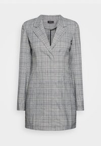 Robe à carreaux gris avec manches longues, col cranté et décolleté en V profond, confectionnée dans un tissu lisse avec une silhouette structurée.