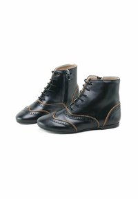 Botas de cuero negras hasta el tobillo con cierre de cordones y cremallera, con acentos de costura marrón y un diseño de puntera redondeada. Textura suave.