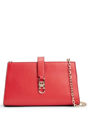 Sac à main rectangulaire en cuir rouge avec bandoulière chaîne dorée et détail de fermoir doré au centre devant.