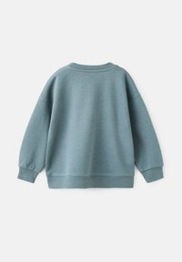 Měkká modrá mikina s dlouhým rukávem a kulatým výstřihem, s ribováním na manžetách a spodním lemu, zobrazená zezadu na jednobarevném světlém pozadí.