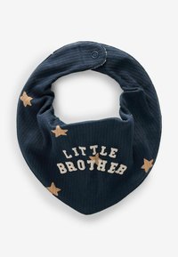 Marinblå haklapp med ribbad textur, prydd med broderad text "LITTLE BROTHER" och beige stjärndetaljer, fastsatt med tryckknapp.
