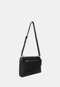 Borsa nera con finitura testurizzata, dotata di una tasca frontale con zip, tracolla regolabile e dettagli in metallo argentato. Forma rettangolare.