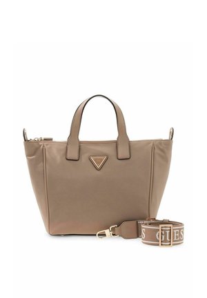 Sac à main taupe avec double poignée, fermeture éclair, badge logo doré et bandoulière beige détachable avec lettrage blanc "GUESS".