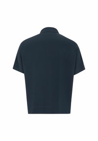 T-shirt med korte ærmer i mørk navy stof, med en klassisk krave og afslappet pasform. Glat tekstur uden synlige mønstre eller accenter.