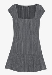 Robe rayée grise à manches courtes, avec un décolleté carré et un ourlet évasé. Fabriquée en tissu texturé, avec un design à rayures verticales.