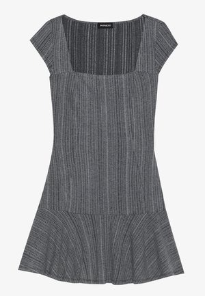 Robe rayée grise à manches courtes, avec un décolleté carré et un ourlet évasé. Fabriquée en tissu texturé, avec un design à rayures verticales.