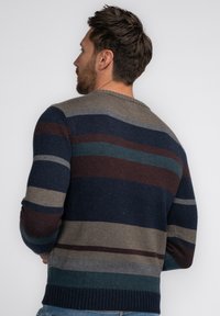 Pulover croșetat cu dungi orizontale în nuanțe de bleumarin, burgund, verde și gri. Bază și mansete ribbate, decolteu rotund și material texturat.