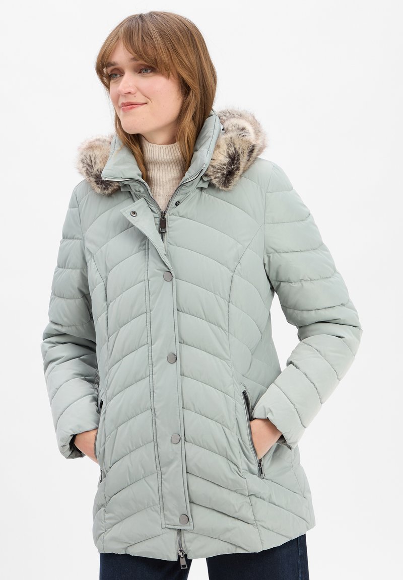 Hellgrüne Pufferjacke mit einem Kapuze aus Kunstfell, diamantartigen Steppnähten, seitlichen Reißverschlusstaschen und Druckknopfverschluss.