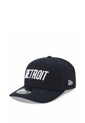 Casquette de baseball noire avec une visière plate, brodée "DETROIT" en blanc, avec des trous d'aération et un logo sur le côté, fabriquée en tissu.