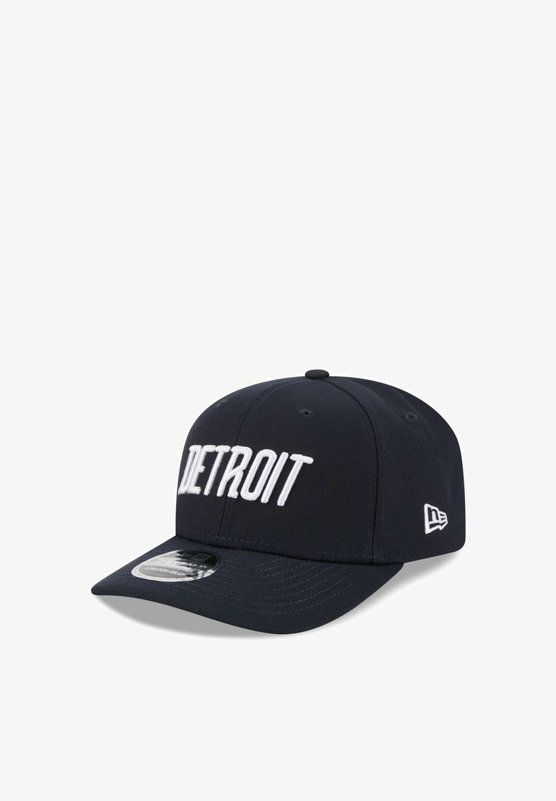 Casquette de baseball noire avec une visière plate, brodée "DETROIT" en blanc, avec des trous d'aération et un logo sur le côté, fabriquée en tissu.