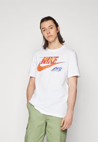 Nike Sportswear TEE SOLE RALLY  - Triko s potiskem - white