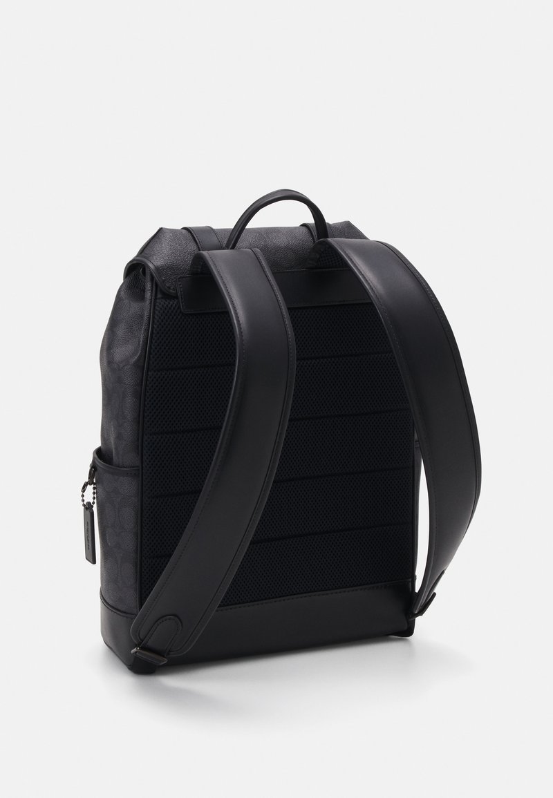 Zaino nero con pelle texturizzata, dettagli in rete, spallacci regolabili e una tasca laterale con chiusura a cerniera. Forma rettangolare.