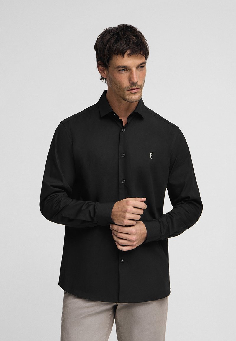 Zwart overhemd met lange mouwen en knopen, met een kraag, slank model, een gladde textuur en een klein embleem op de borst.