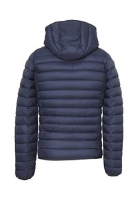 Giacca imbottita blu navy con sezioni trapuntate orizzontali, cappuccio e polsini elastici. Texture liscia con una silhouette aderente.