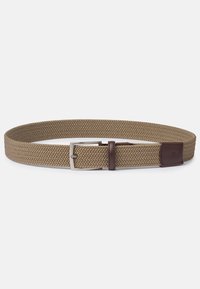 Cinturón trenzado en color caqui con una hebilla de metal plateada, detalles en cuero marrón y un diseño de tejido texturizado. Longitud ajustable para un ajuste seguro.