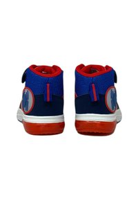 Scarpe alte per bambini con tomaia in rete blu, accenti rossi, suola bianca e un logo circolare con un design di ragno sul tallone.