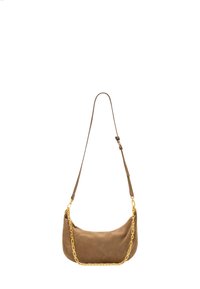 Brun mockaskinn axelväska med en böjd form, guldkedjeackent och en lång justerbar rem. Slät textur, minimalistisk design.