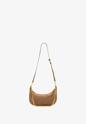 Borsa a spalla in suede marrone con forma curva, accentata da una catena dorata e una lunga tracolla regolabile. Texture liscia, design minimalista.
