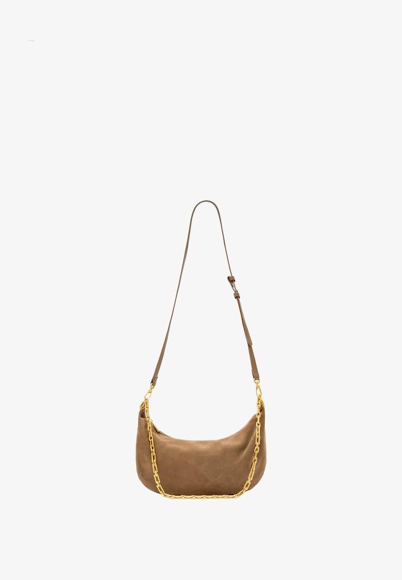 Brun mockaskinn axelväska med en böjd form, guldkedjeackent och en lång justerbar rem. Slät textur, minimalistisk design.
