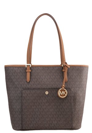 Brązowa designerska torba typu tote z jasnobrązowymi skórzanymi uchwytami, przednią kieszenią i okrągłą metalową zawieszką z logo, wiszącą na pasku.