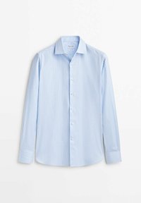 Chemise boutonnée à manches longues avec rayures verticales bleu clair et blanc, col pointu et poignets boutonnés, posée à plat sur un fond blanc.